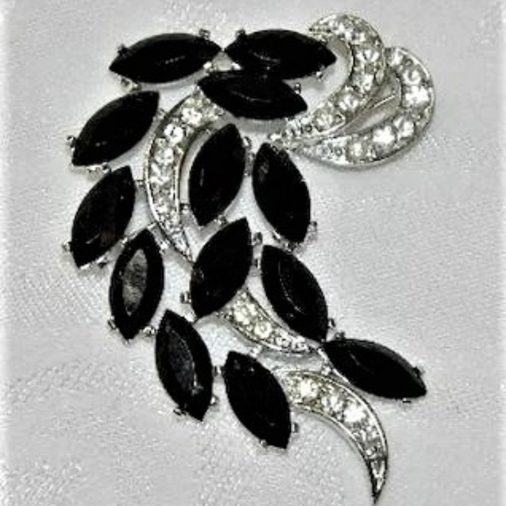 HIGH FASHION SARAH COVENTRY BROOCH
